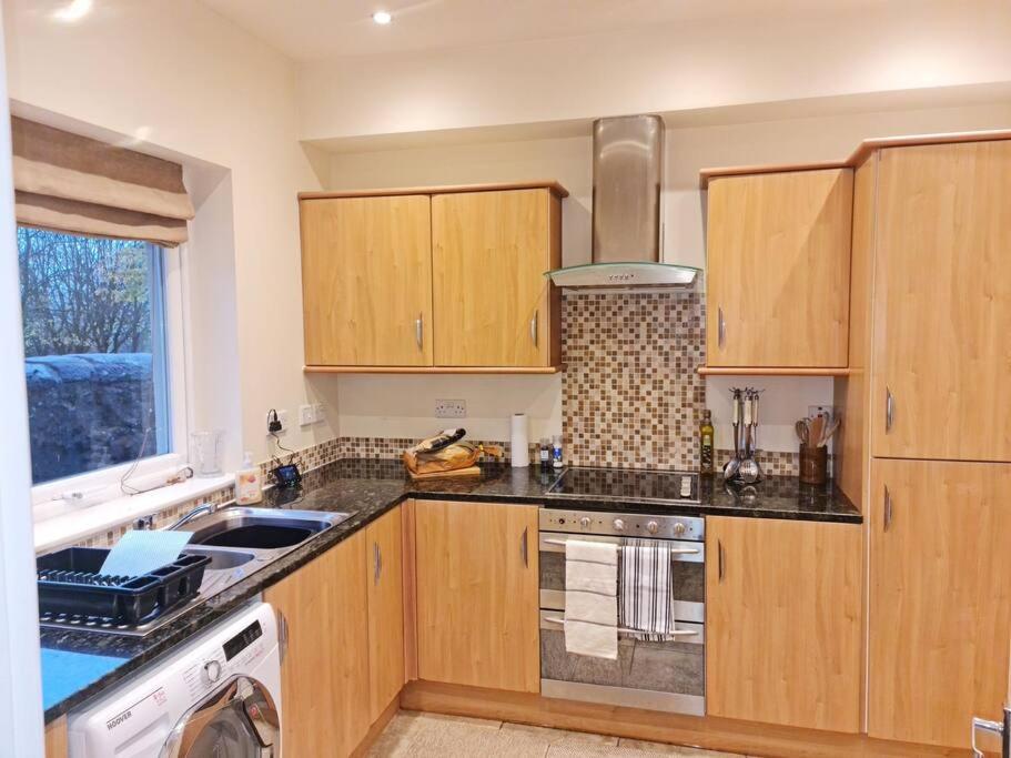 Апартаменты Comfortable 2 Bed Townhouse. Near To Amenities. Beith Экстерьер фото