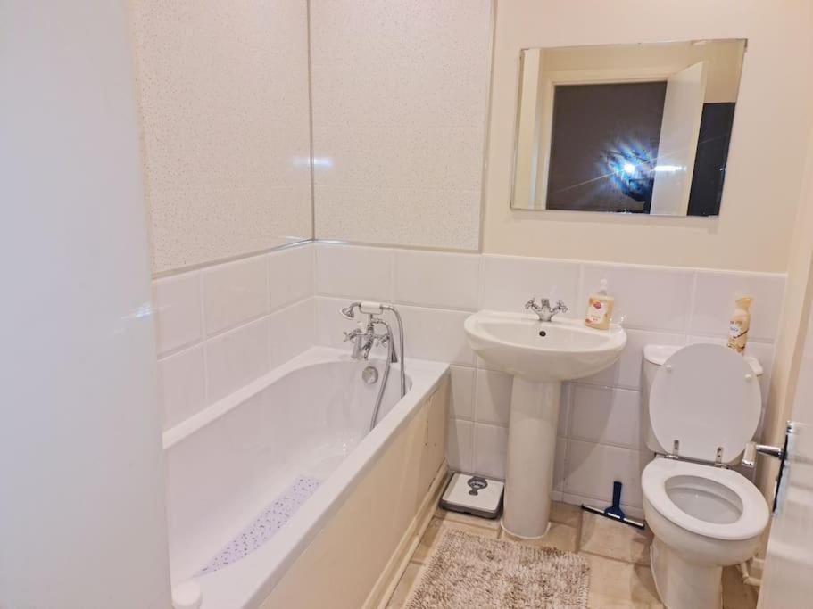 Апартаменты Comfortable 2 Bed Townhouse. Near To Amenities. Beith Экстерьер фото